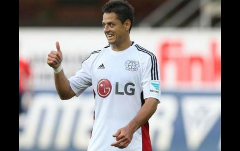 Para 'Chicharito' el juego representó la valiosa y efímera oportunidad de conocer a sus nuevos compañeros. TWITTER / @bayer04fussball