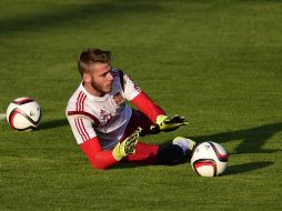 El arquero David De Gea ataja un balón durante el entrenamiento de la Selección española realizado ayer. AFP / P. Marcou