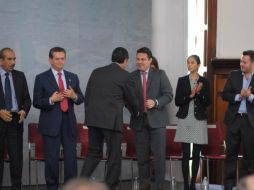 Ramiro Hernández y Aristóteles Sandoval se saludan durante la presentación del Atlas de Riesgo. TWITTER / ‏@AytoGDL