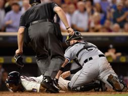 Tyler Flower, de Chicago, pone fuera a Byron Buxton, en una jugada de la séptima entrada. AFP /  H. Foslien