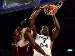 Andrew Nicholson, de Canadá, encesta ante la marca del venezolano Miguel Ruiz, durante el partido celebrado ayer. AFP / R. Schemidt