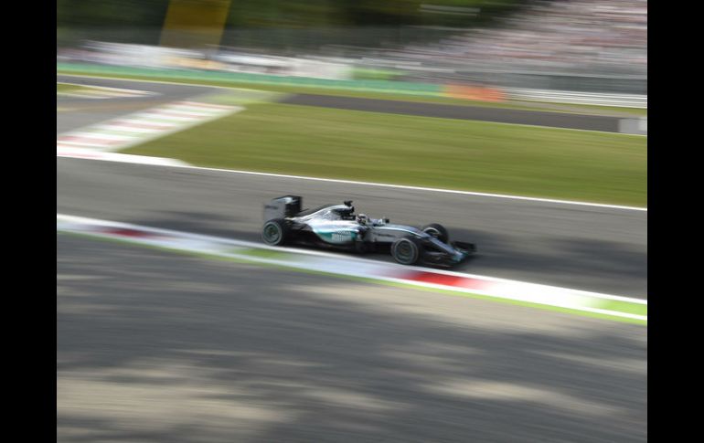 Lewis Hamilton (GBRMercedes) durante la primera sesión libre del Gran Premio de Italia. AFP / O. Morin