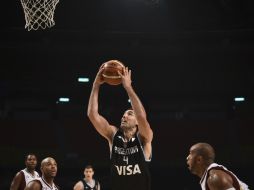 El capitán argentino Luis Scola (c), culmina con 26 puntos, 10 rebotes y dos asistencias. AFP / Y. Cortez