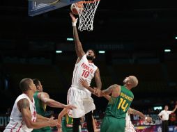 El jugador de Brasil Vinicius Marquinhos (d) marca a Joel Muñoz (c) de Panamá durante el juego del Torneo FIBA Américas. EFE / J. Méndez