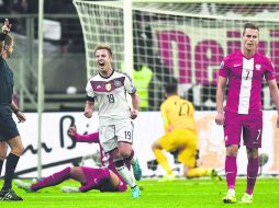 Dos goles del atacante alemán del Bayern Munich, Mario Götze, certificaron la victoria teutona en la Commerzbank Arena de Frankfurt. AP / M. Meissner