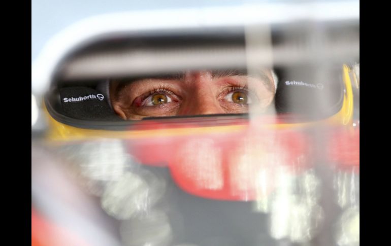 El español de la escudería McLaren Honda de Fórmula Uno, Fernando Alonso, pilota su monoplaza. EFE / S. Suki