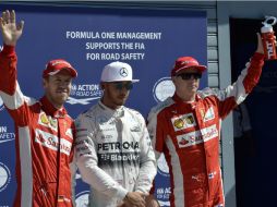 El inglés Lewis Hamilton (c) saldrá desde la ''pole'' este domingo en la duodécima prueba del campeonato. AFP / A. Solaro