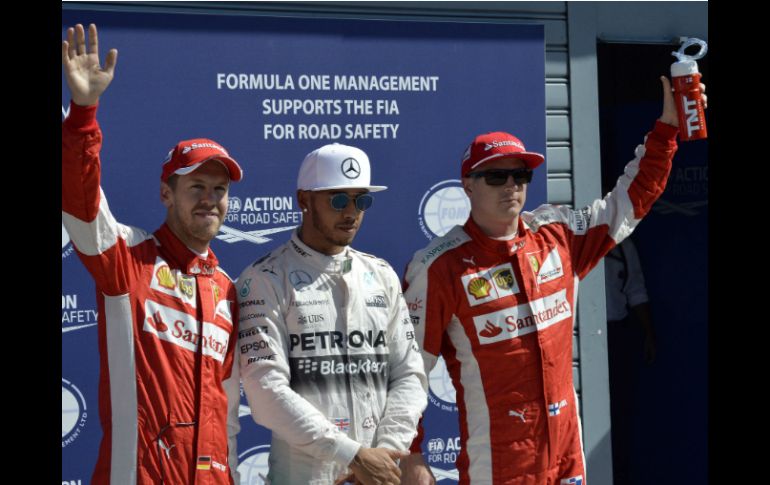 El inglés Lewis Hamilton (c) saldrá desde la ''pole'' este domingo en la duodécima prueba del campeonato. AFP / A. Solaro