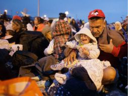 Austria y Alemania abrieron sus fronteras a los refugiados de Medio Oriente, quienes han llegado en autobuses, trenes y a pie. EFE / G. Hochmuth