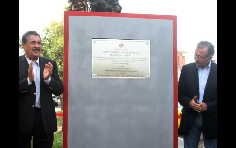 Hernández (i) califica como justo el homenaje al profesor Cadena. ESPECIAL / Ayuntamiento de Guadalajara