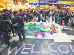 Solidaridad. Mensajes de bienvenida y provisiones esperan la llegada de los cientos de refugiados en la Estación de Fráncfort. EFE /