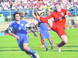 Wayne Rooney (der.), marcó un gol a San Marino para igualar a Sir Bobby Charlton como el máximo anotador de su Selección,con 49 tantos. AFP / V. PINTO