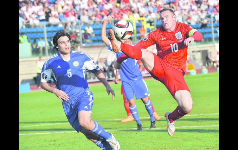 Wayne Rooney (der.), marcó un gol a San Marino para igualar a Sir Bobby Charlton como el máximo anotador de su Selección,con 49 tantos. AFP / V. PINTO