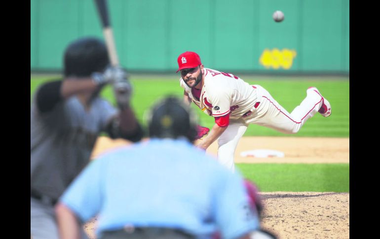 Jaime García de los Cardenales de San Luis al momento de lanzar una bola en la victoria de ayer sobre los Piratas de Pittsburgh. AP / J. Roberson