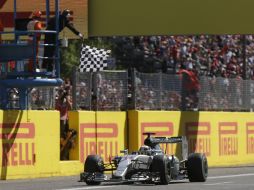 El inglés ha subido a 53 puntos su ventaja sobre su compañero y rival alemán, Rosberg. AP / L. Bruno