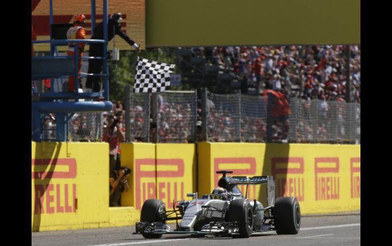 El inglés ha subido a 53 puntos su ventaja sobre su compañero y rival alemán, Rosberg. AP / L. Bruno