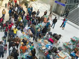 La sede húngara asiste a las personas que salen de la estación del tren de Keleti para emprender su camino a Austria. EFE / NEUMAYR/MMV