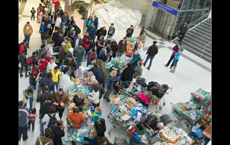 La sede húngara asiste a las personas que salen de la estación del tren de Keleti para emprender su camino a Austria. EFE / NEUMAYR/MMV