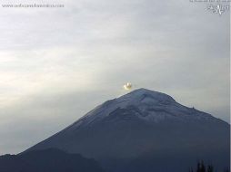 El cráter del volcán amaneció este domingo cubierto de nieve. TWITTER / @webcamsdemexico