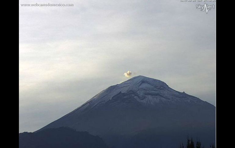 El cráter del volcán amaneció este domingo cubierto de nieve. TWITTER / @webcamsdemexico