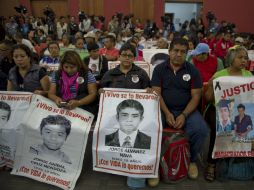 Los padres de los estudiantes desaparecidos estuvieron en la conferencia. AFP / O. Torres