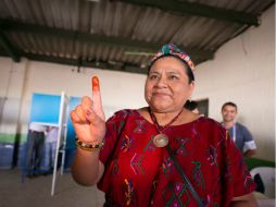 Rigoberta Menchú emitió su voto en un colegio de la zona 2 capitalina. EFE / S. Billy