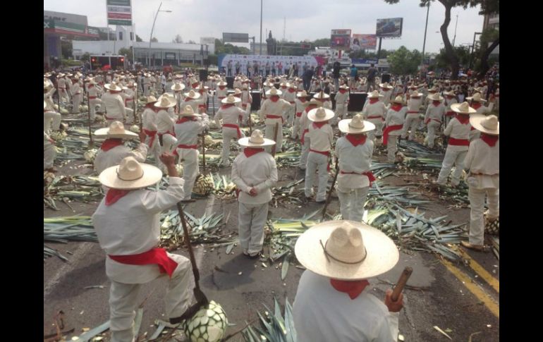 Como parte del Encuentro Internacional del Mariachi, se reunió el mayor número de jimadores de agave en la historia. FACEBOOK / Encuentro Internacional Del Mariachi Y La Cha