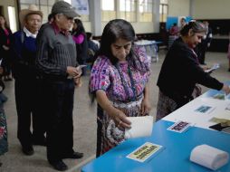 A mitad de la jornada se calcula la asistencia a las urnas de entre tres y cuatro millones de votantes. AP / M. Castillo