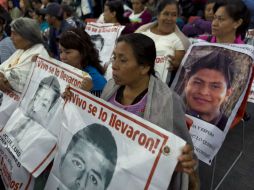 Parientes de los normalistas desaparecidos durante la presentación del informe. AFP / O. Torres