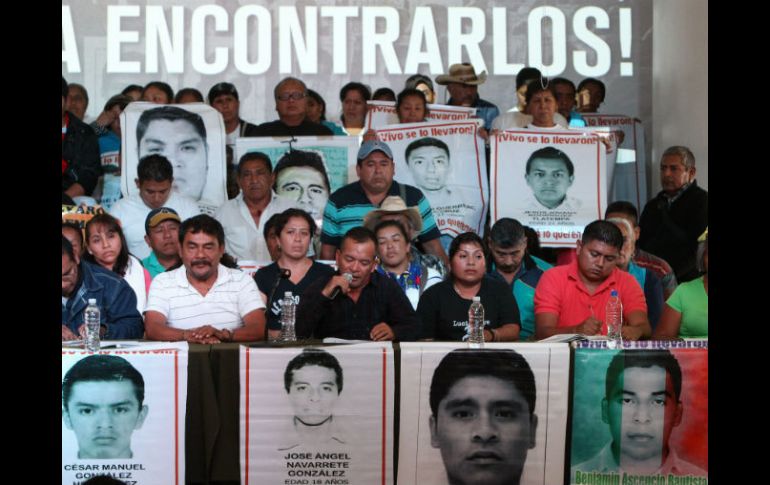 Familiares de los normalistas desaparecidos participaron en rueda de prensa, donde rechazaron los resultados de la investigación. EFE / M. Guzmán