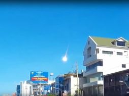 Una bola de fuego ilumina el cielo de una manera fugaz y llamativa sobre Bangkok. YOUTUBE / SciNews