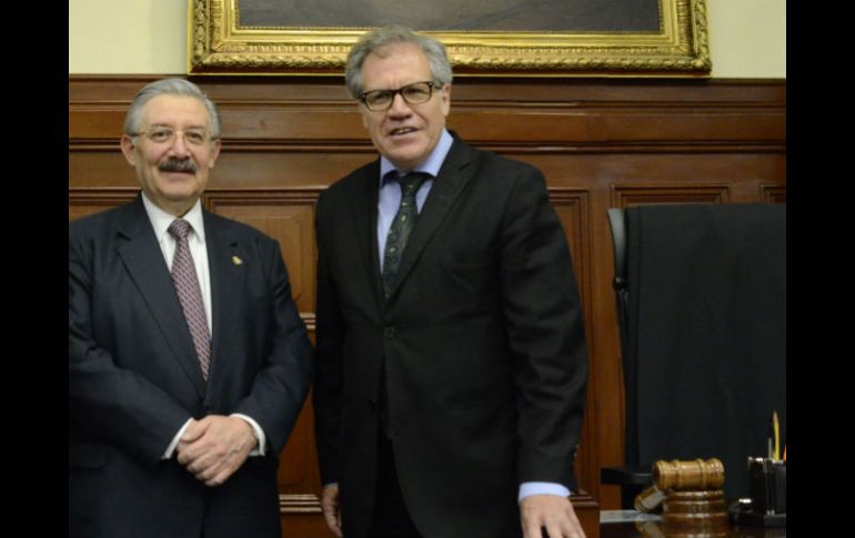 Luis Almagro (d) coincide en las importantes posibilidades de trabajo que se abren entre la Corte y la OEA. EFE / SCJN