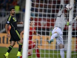 Luego de que Juan Mata centrara de derecha, el balón pegó en el poste y luego en el arquero, para el autogol. AFP / N. Doychinov