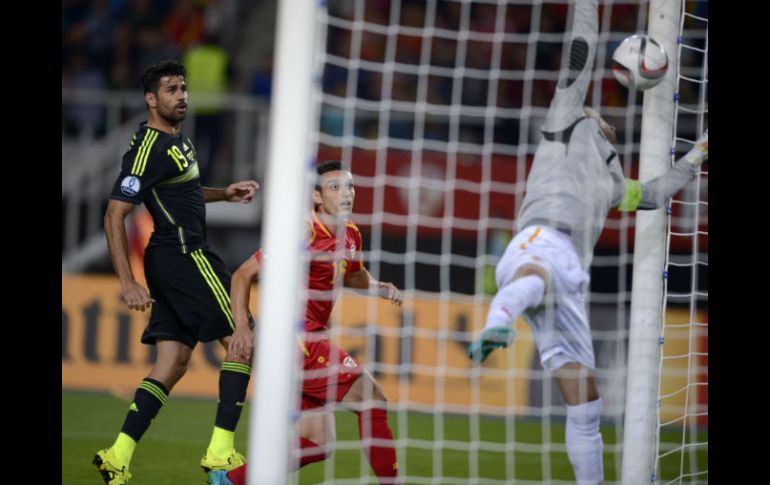 Luego de que Juan Mata centrara de derecha, el balón pegó en el poste y luego en el arquero, para el autogol. AFP / N. Doychinov