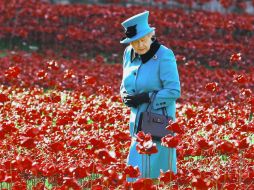 El abrigo, el sombrero y los guantes, son elementos indispensables en el atuendo de la reina británica. AP / ARCHIVO