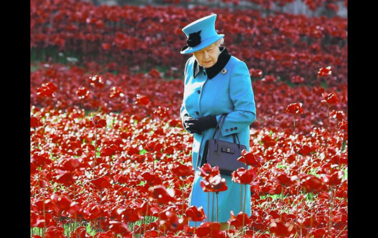 El abrigo, el sombrero y los guantes, son elementos indispensables en el atuendo de la reina británica. AP / ARCHIVO