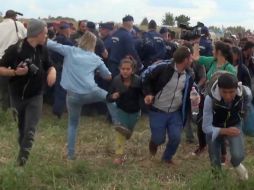 Petra Laszlo es filmada mientras propinaba una patada a una niña que huía de la policía en la frontera de Hungría y Serbia. AP / ARCHIVO