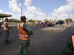 Nicolás Maduro ha cerrado seis cruces fronterizos y ha deportado a unos mil 500 colombianos que carecen de estatus legal. AFP / J. Barreto