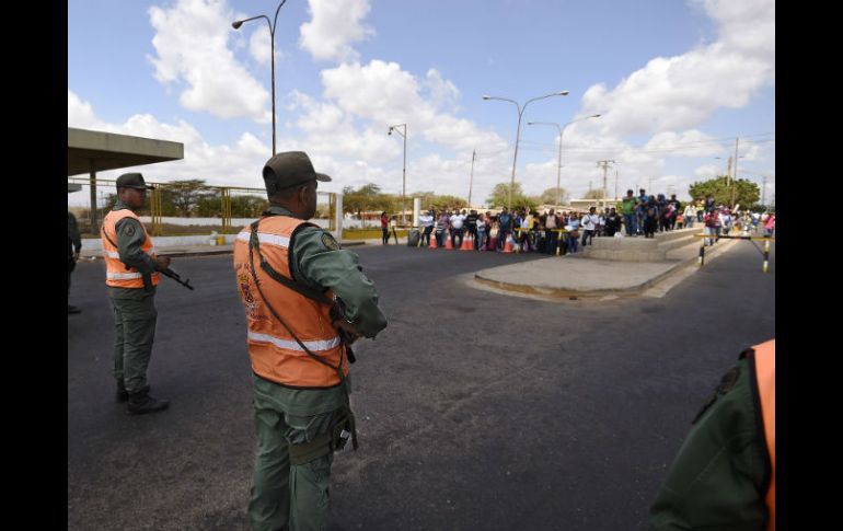 Nicolás Maduro ha cerrado seis cruces fronterizos y ha deportado a unos mil 500 colombianos que carecen de estatus legal. AFP / J. Barreto