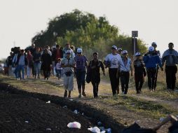 Cientos de refugiados que deciden caminar por una autopista o una carretera en dirección a Budapest. AFP / A. Kisbenedek