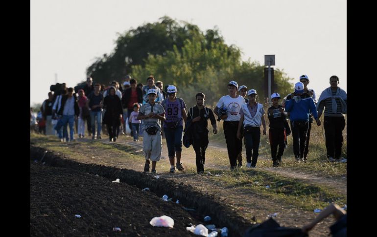 Cientos de refugiados que deciden caminar por una autopista o una carretera en dirección a Budapest. AFP / A. Kisbenedek