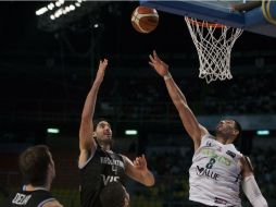 Gustavo Ayón (Der.) y Luis Scola (Izq.) mantuvieron un duelo que fue favorable al mexicano. MEXSPORT / J. Ramírez