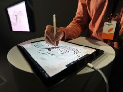 iPad Pro cuenta con Retina Display de 12.9 con una resolución de 2,732 x 2,048 pixeles y un procesador A9X de 64 bits. AFP / J. Edelson