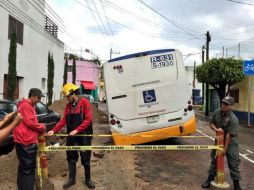 Un camión de la ruta 631 con pasajeros abordo cayó en un socavón provocado por la lluvia, esto en la cabecera municipal de Zapopan. TWITTER / @UMPCyBZ