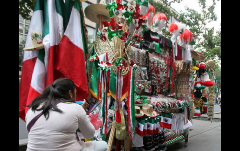 Sugieren no comprar productos en el mercado informal, pues se corre el riesgo de adquirir productos 'piratas'. NTX / ARCHIVO