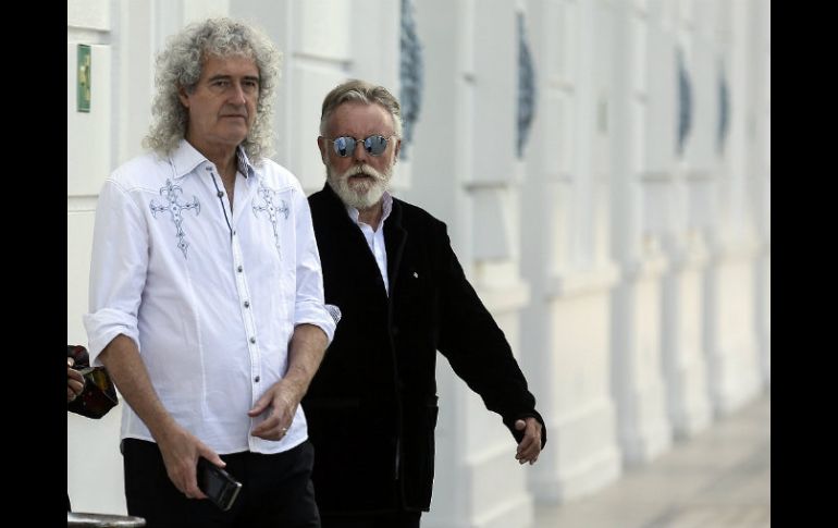 Brian May (i) y el baterista Roger Taylor (d) son los dos únicos integrantes que quedan de la formación original. EFE / A. Lacerda