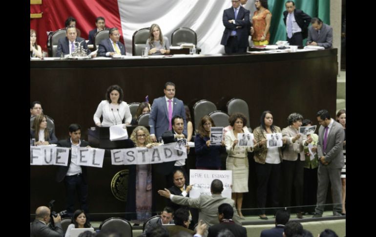 La protesta ocurre cuando la diputada priista, Ivonne Ortega, daba su posicionamiento sobre los hechos del 26 de septiembre. SUN / L. Cortés