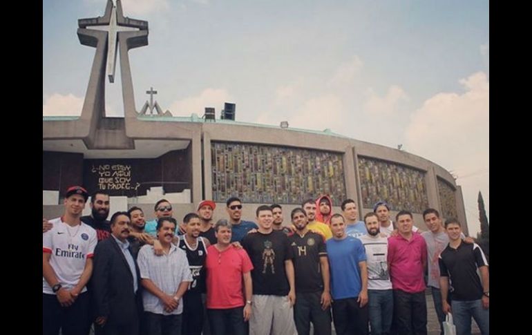 La selección saludó a los fanáticos y se tomaron fotos a su salida del santuario mariano. INSTAGRAM / mexbasquet