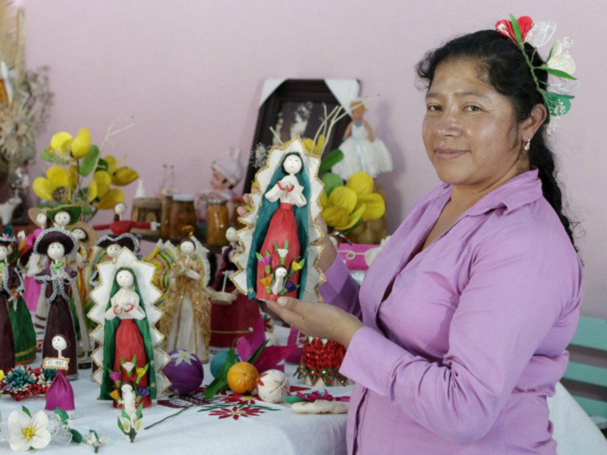 Convierten hojas de maíz en artesanías para fiestas patrias | El Informador