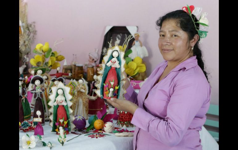 La artesana Crescencia García Ramos es especialista en fabricar figuras con el totomoxtle. NTX / C. Pacheco